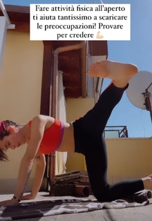 Giulia Penna feet photo thumbnail