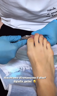 Giulia Penna feet photo thumbnail