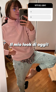 Giulia Penna feet photo thumbnail