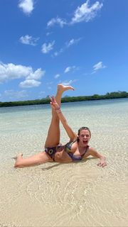Giulia Provvedi feet photo thumbnail