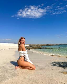 Giulia Provvedi feet photo thumbnail