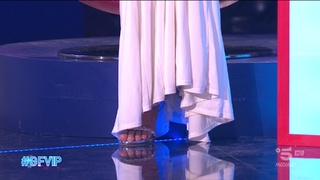 Giulia Salemi feet photo thumbnail