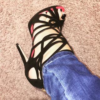 Giulia Siegel feet photo thumbnail