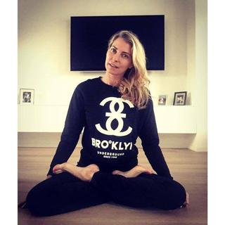 Giulia Siegel feet photo thumbnail