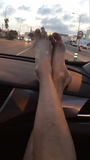 Giulia Siegel feet photo thumbnail