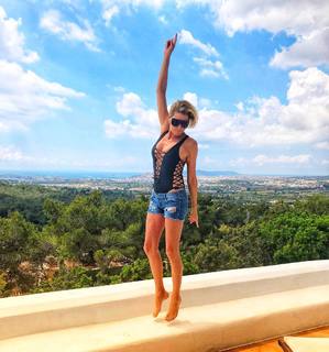 Giulia Siegel feet photo thumbnail