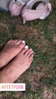 Giulia Siegel feet photo thumbnail