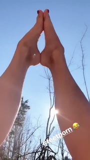 Giulia Siegel feet photo thumbnail