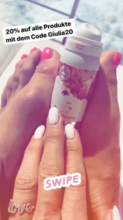 Giulia Siegel feet photo thumbnail