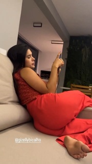Gizelly Bicalho feet photo 2
