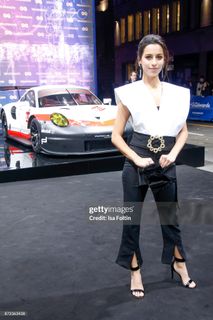 Gizem Emre feet photo 4