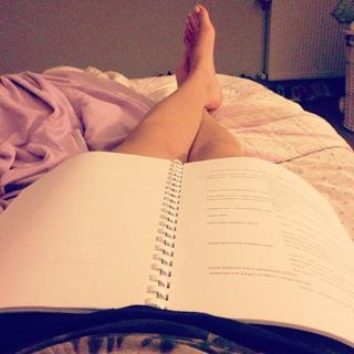 Gizem Karaca feet photo thumbnail