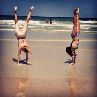 Gizem Karaca feet photo thumbnail