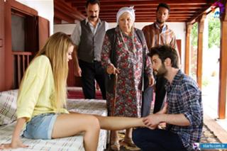 Gizem Karaca feet photo thumbnail