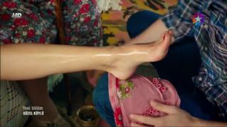 Gizem Karaca feet photo thumbnail