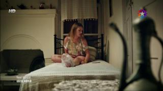 Gizem Karaca feet photo thumbnail