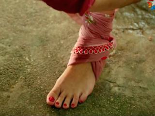 Gizem Karaca feet photo thumbnail
