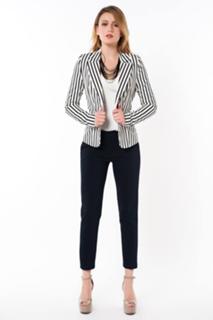 Gizem Karaca feet photo thumbnail