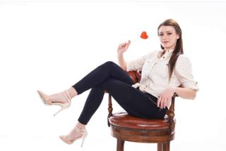 Gizem Karaca feet photo thumbnail