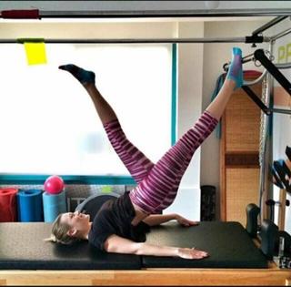 Gizem Karaca feet photo thumbnail