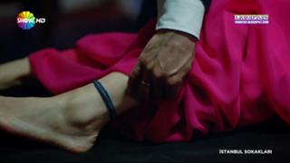 Gizem Karaca feet photo thumbnail