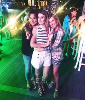 Gizem Karaca feet photo thumbnail