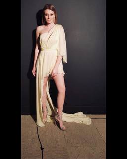 Gizem Karaca feet photo thumbnail