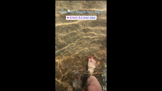 Gizem Karaca feet photo thumbnail