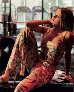 Gizem Karaca feet photo thumbnail