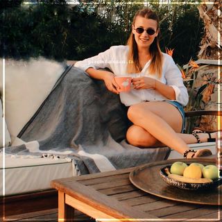 Gizem Karaca feet photo thumbnail