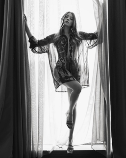 Gizem Karaca feet photo thumbnail