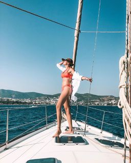 Gizem Karaca feet photo thumbnail