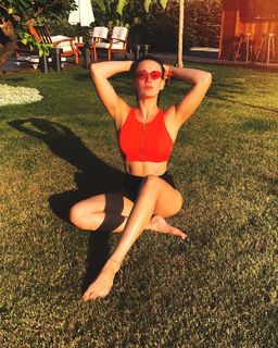 Gizem Karaca feet photo thumbnail