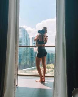 Gizem Karaca feet photo thumbnail