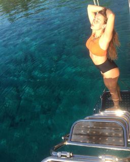 Gizem Karaca feet photo thumbnail