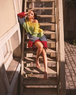 Gizem Karaca feet photo thumbnail