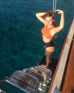 Gizem Karaca feet photo thumbnail