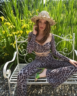 Gizem Karaca feet photo thumbnail