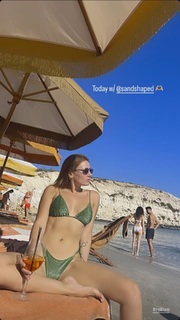 Gizem Karaca feet photo thumbnail
