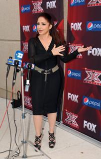 Gloria Estefan feet photo thumbnail