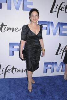 Gloria Estefan feet photo thumbnail