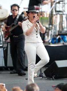 Gloria Estefan feet photo thumbnail