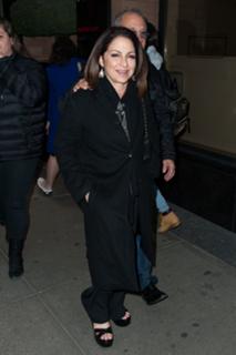 Gloria Estefan feet photo thumbnail