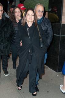 Gloria Estefan feet photo thumbnail