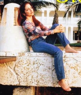 Gloria Estefan feet photo thumbnail