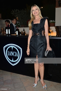 Gloria Guida feet photo 11