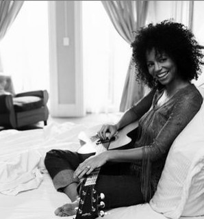 Gloria Reuben feet photo 6