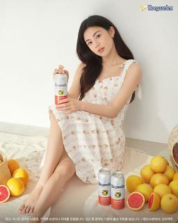 Go Youn-jung feet photo thumbnail