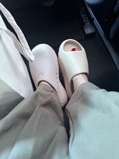 Go Youn-jung feet photo 1