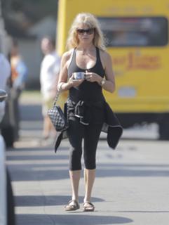 Goldie Hawn feet photo thumbnail